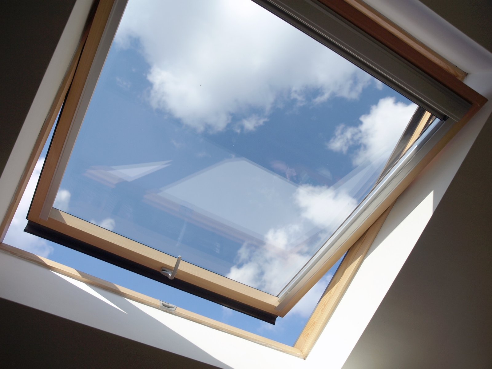 dachausbau: dachfenster innen, geöffnet